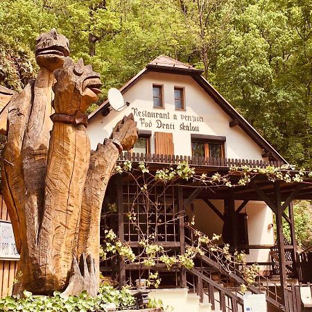 Restaurant A Penzion Pod Draci Skalou Karlštejn Kültér fotó