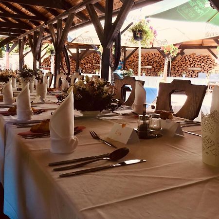 Restaurant A Penzion Pod Draci Skalou Karlštejn Kültér fotó