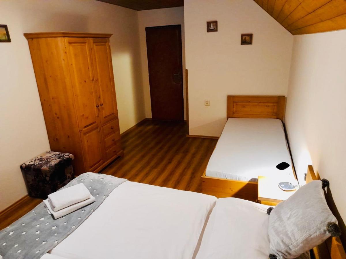 Restaurant A Penzion Pod Draci Skalou Karlštejn Kültér fotó