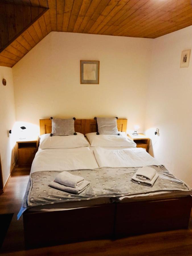 Restaurant A Penzion Pod Draci Skalou Karlštejn Kültér fotó