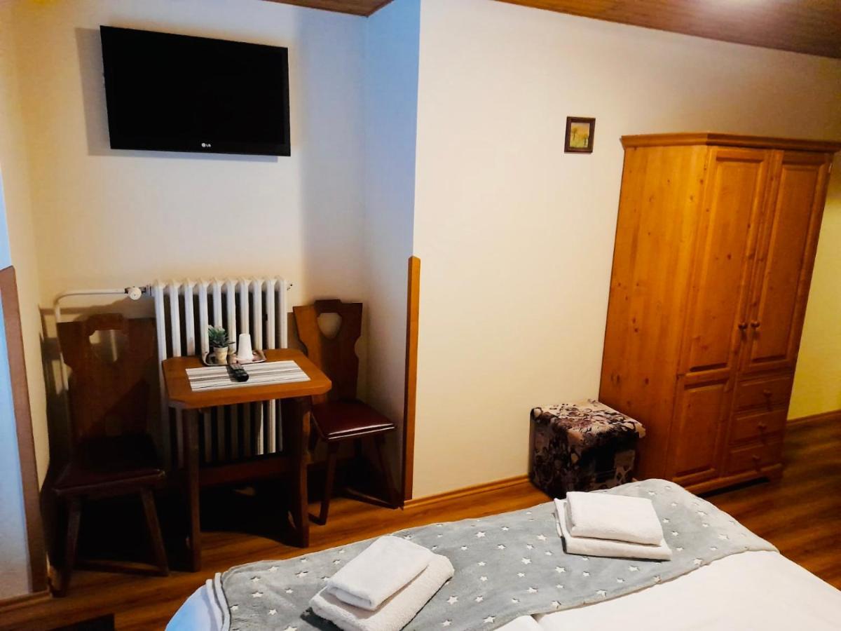Restaurant A Penzion Pod Draci Skalou Karlštejn Kültér fotó