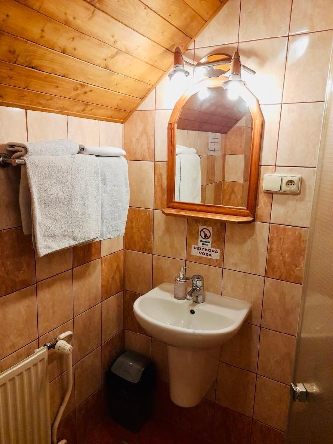 Restaurant A Penzion Pod Draci Skalou Karlštejn Kültér fotó