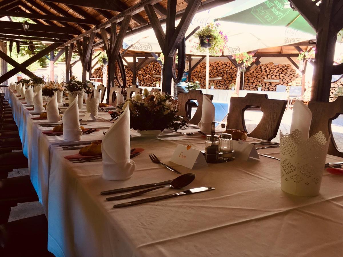 Restaurant A Penzion Pod Draci Skalou Karlštejn Kültér fotó