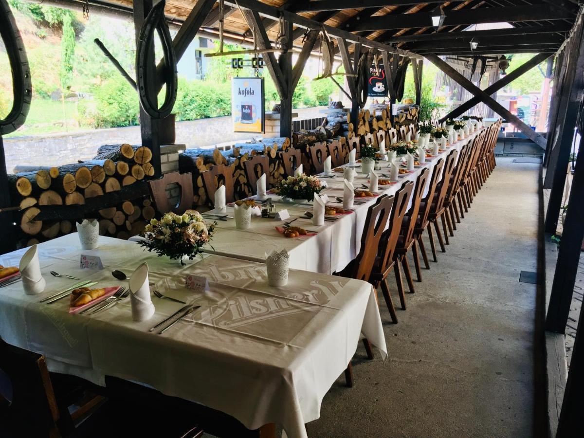 Restaurant A Penzion Pod Draci Skalou Karlštejn Kültér fotó