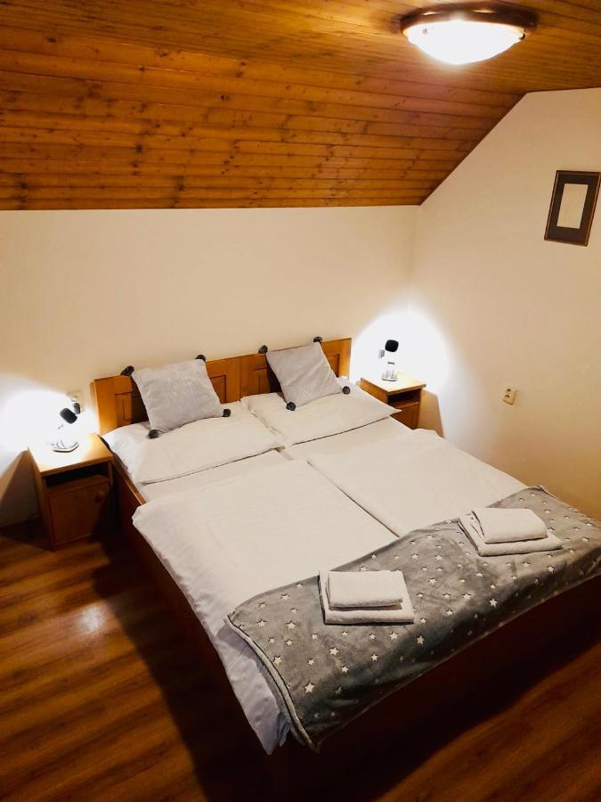 Restaurant A Penzion Pod Draci Skalou Karlštejn Kültér fotó