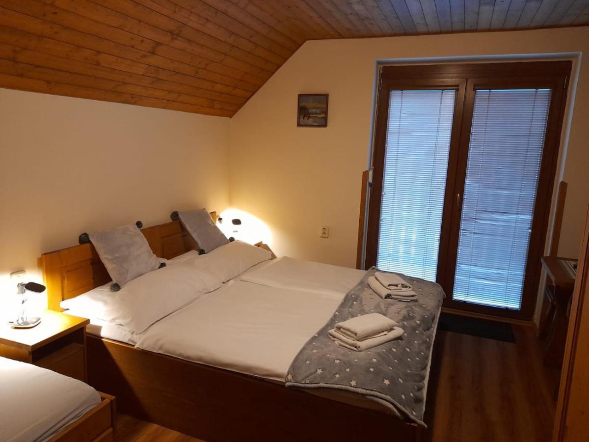 Restaurant A Penzion Pod Draci Skalou Karlštejn Kültér fotó