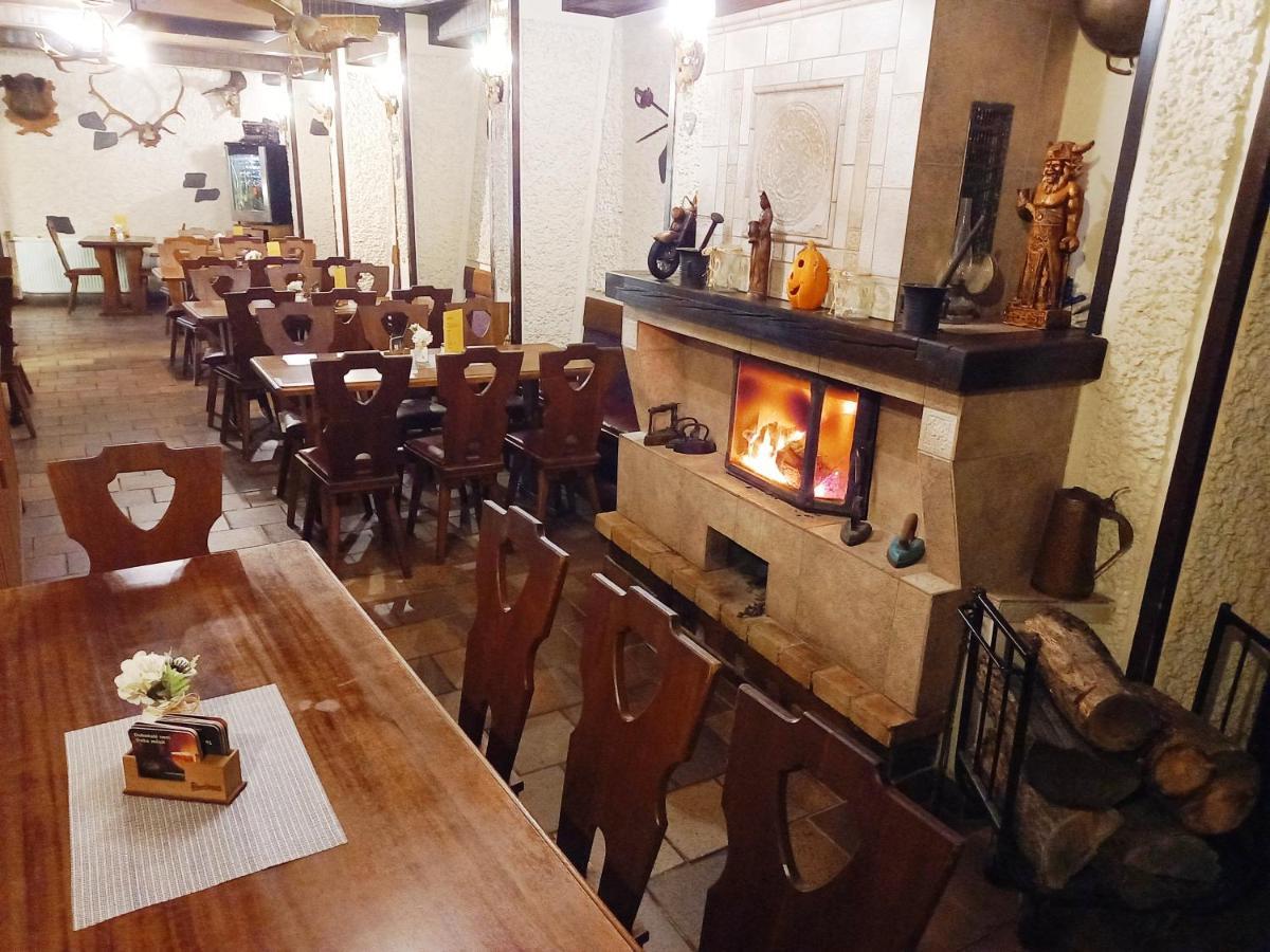 Restaurant A Penzion Pod Draci Skalou Karlštejn Kültér fotó